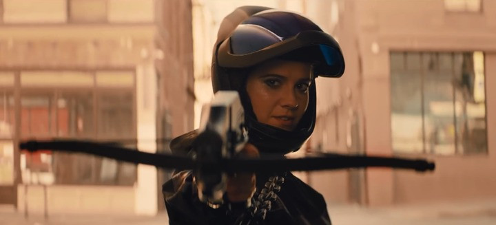 Helena Bertinelli/Huntress: Nữ anh hùng có quá khứ đầy bão tố, đồng thời có mối quan hệ phức tạp với Batman cũng như Liên Minh Công Lý. 