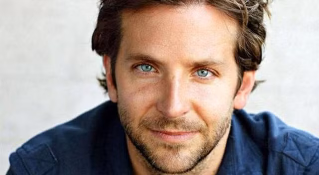 Diễn viên nổi tiếng Bradley Cooper khẳng định rằng màu mắt của anh là hoàn toàn tự nhiên. Nó thu hút đến nỗi không ai có thể cưỡng lại ánh nhìn của anh ấy.