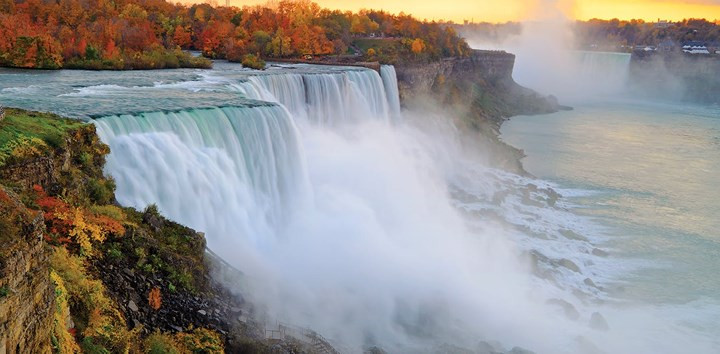Thác Niagara, New York. Trong mọi danh sách không thể thiếu thác nước nổi tiếng này. Thác Niagara bao gồm 3 thác riêng biệt, nằm trên biên giới giữa Canada và Mỹ. Thác Niagra nổi tiếng vì vẻ đẹp và là một địa điểm du lịch nổi tiếng. 