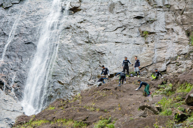Dòng nước trắng bạc ở thác Đỗ Quyên