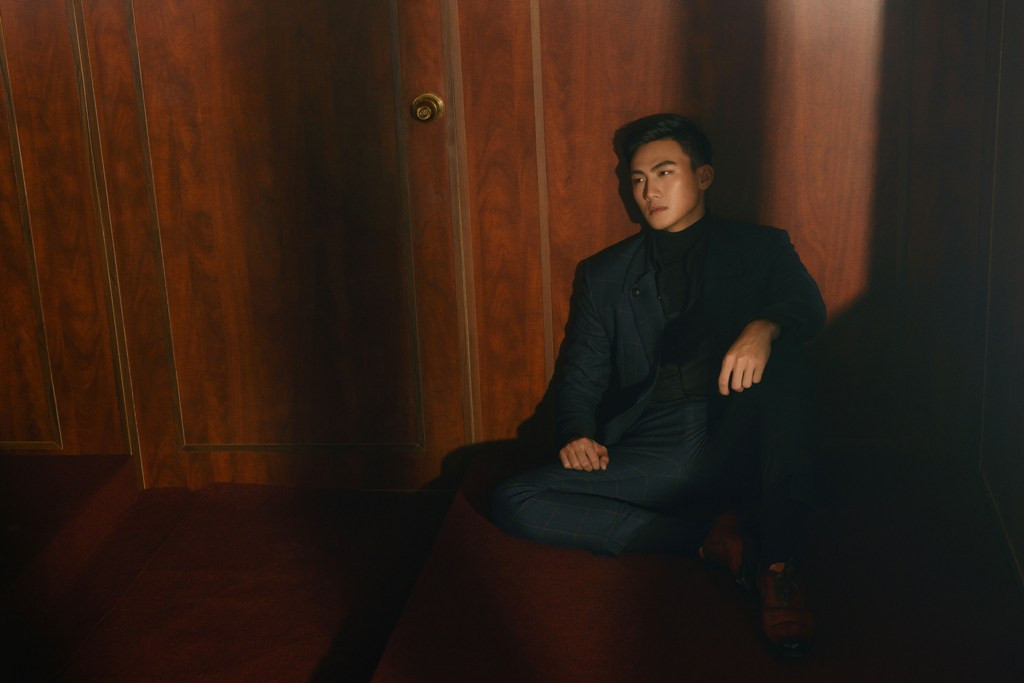 Mạc Trung Kiên với vest kẻ thêm phần trẻ trung, phảng phất chút lãng mạn với hình ảnh chàng công tử trong nét buồn lãng mạn.