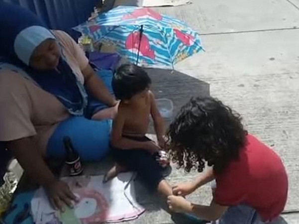 Cheikh tự tay đi giày và tất cho “người bạn mới”.