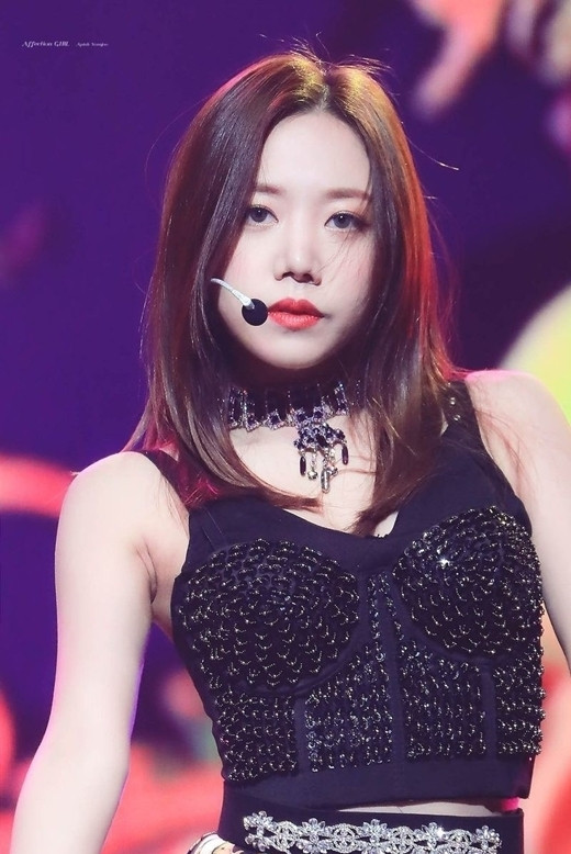 Xét về các đường nét trên khuôn mặt thì Namjoo (Apink) không có khuôn mặt V-line hay sống mũi cao. Bù lại, đôi mắt to, ánh mắt sáng chính là điểm nổi bật của Namjoo.