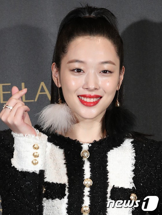 Sulli vốn không thể sống thiếu son đỏ, nhưng màu son rực rỡ này rõ ràng càng tố cáo hàm răng xỉn màu của cô nàng, khiến nụ cười của Sulli không còn rạng rỡ như trước.