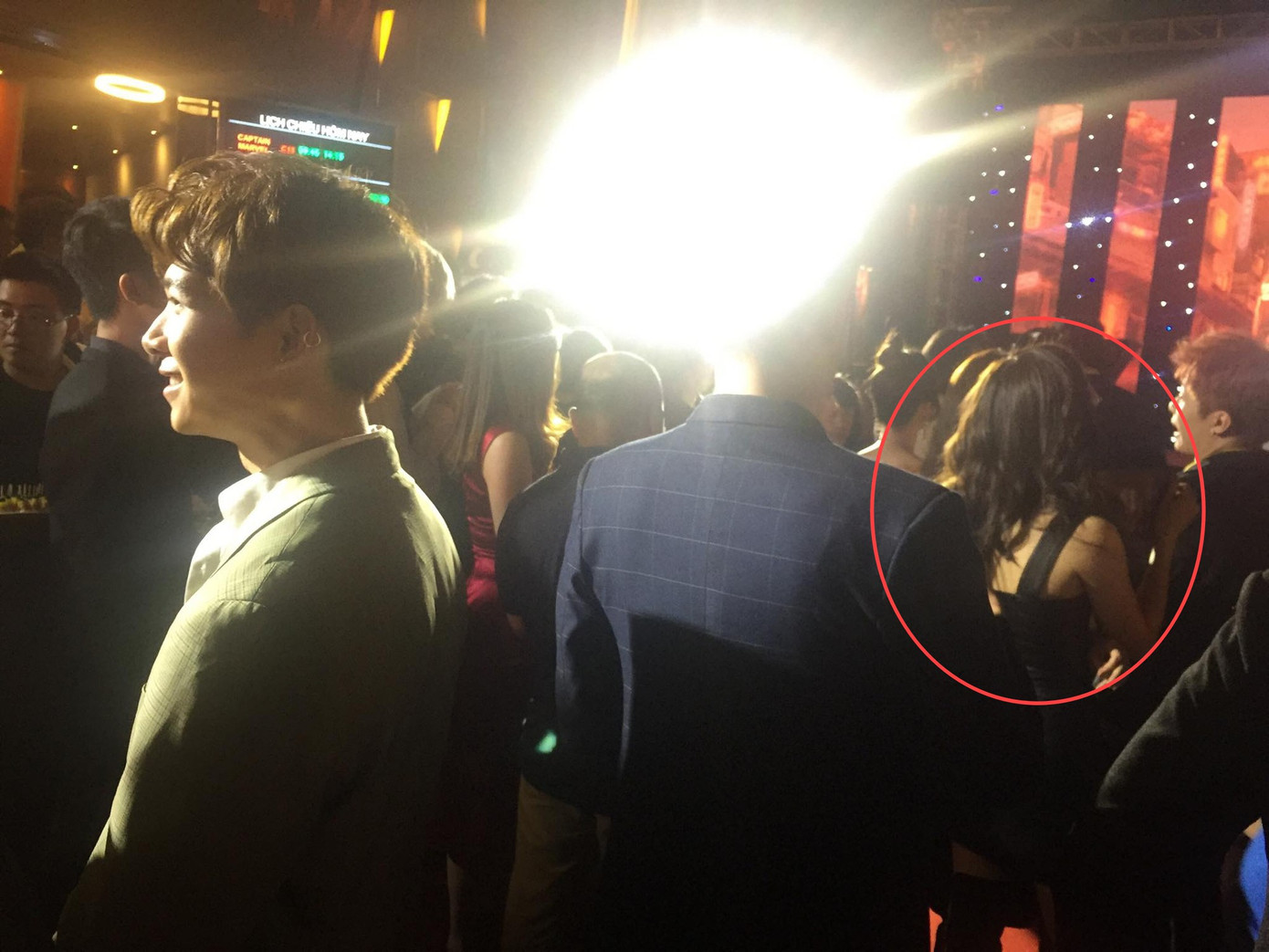 Cả hai đứng xoay lưng vào nhau chứ không như hình với bóng như khoảng thời gian trước.