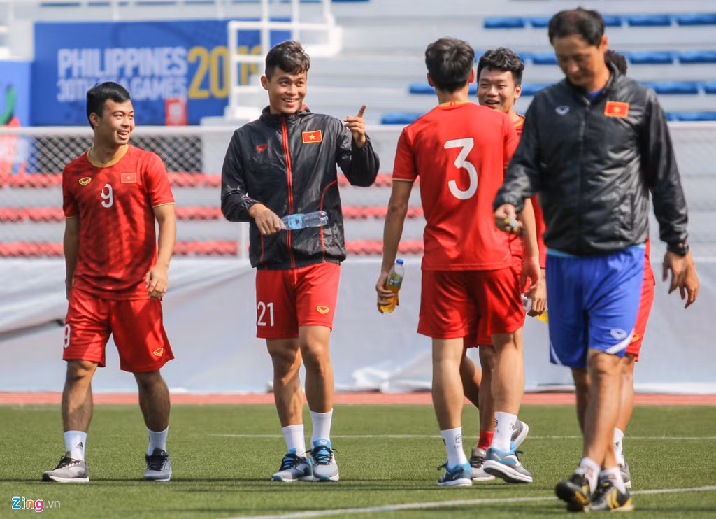 Sau trận hoà U22 Thái Lan chiều 5/12, U22 Việt Nam giành quyền vào bán kết bóng đá nam SEA Games 30. Các cầu thủ ra sân tập vào 10h sáng ngày 6/12 (giờ địa phương) trên sân vận động Rizal Memorial.