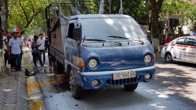 Chiếc xe tải kịp dừng lại ven đường khi ngọn lửa bốc cao.