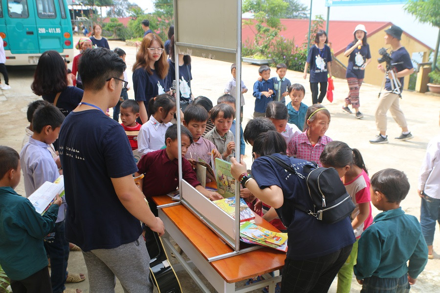 Buổi khánh thành kết hợp với ngày hội sách đã thu hút sự chú ý của rất nhiều độc giả tween. Buổi khánh thành kết hợp với ngày hội sách đã thu hút sự chú ý của rất nhiều độc giả tween.