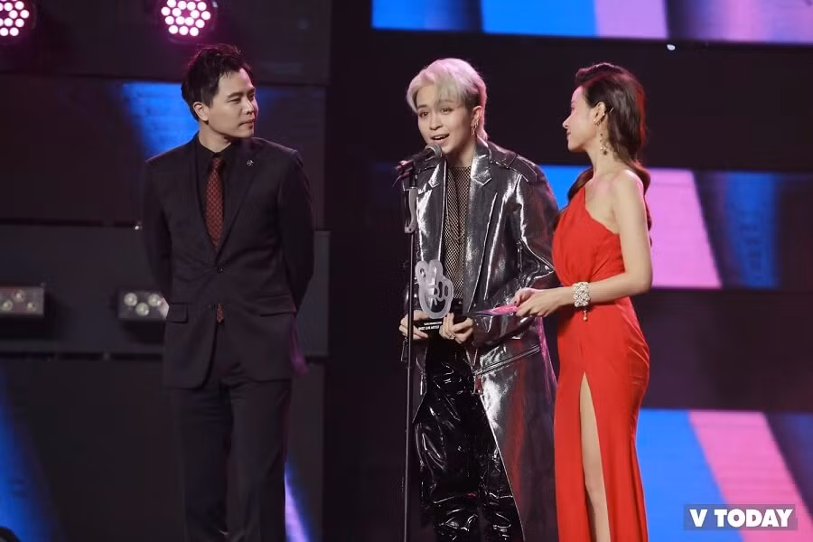 BTS bất ngờ giành giải thưởng "The Most Hearted Star Of Vietnam" ảnh 4