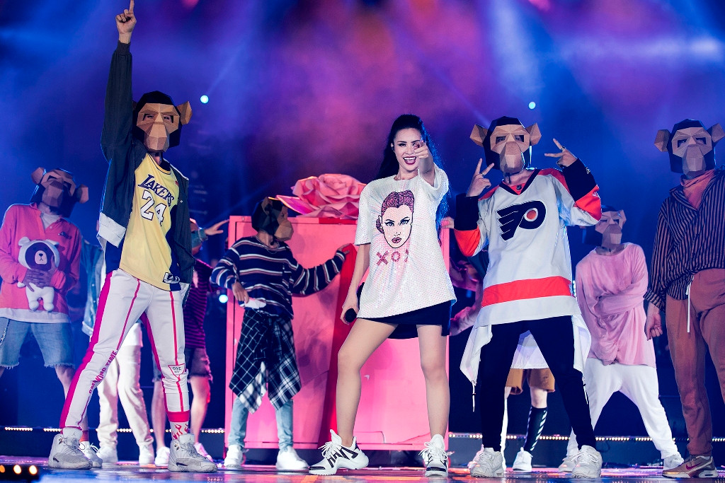 Và nối tiếp đó, nữ ca sĩ đưa hàng chục nghìn khán giả trở về với không gian âm nhạc của Đông Nhi từ ngày đầu đi hát cho đến trước khi có sự chuyển mình với dòng nhạc EDM qua loạt bản hit cũ được phối mới lại như: Chàng Baby Milo, Nhớ mãi nụ cười xinh, Bối rối, Cùng ăn tối và gỡ rối, Đu quay tình yêu… Phần dàn dựng dễ thương cho không gian âm nhạc này cũng khiến khán giả phấn khích.