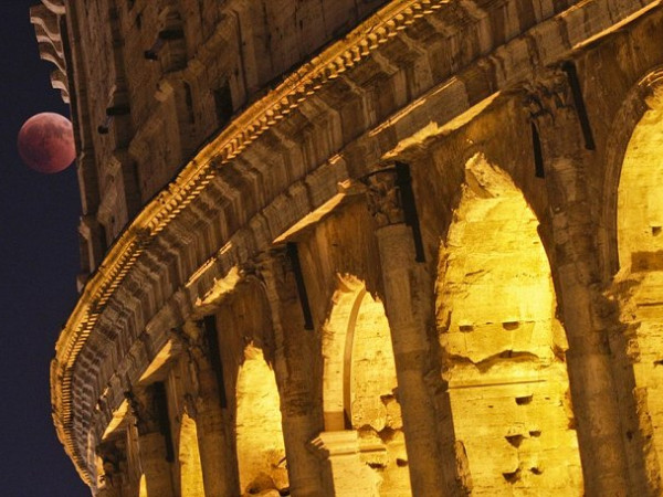 Nguyệt thực toàn phần được quan sát từ sau Đấu trường La Mã tại Rome, Ý (Ảnh: AP)