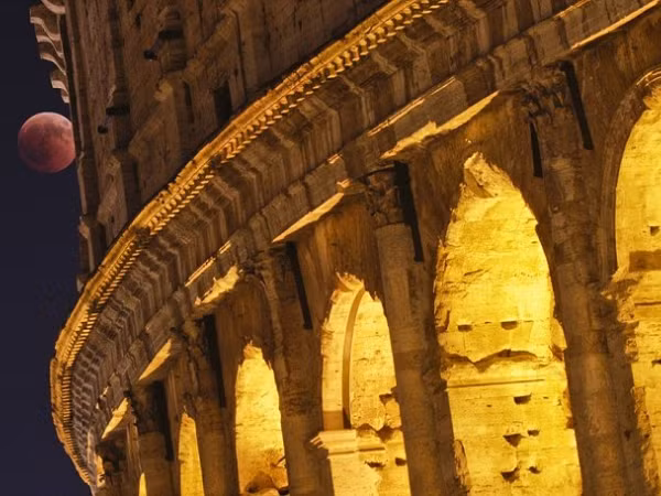Nguyệt thực toàn phần được quan sát từ sau Đấu trường La Mã tại Rome, Ý (Ảnh: AP)