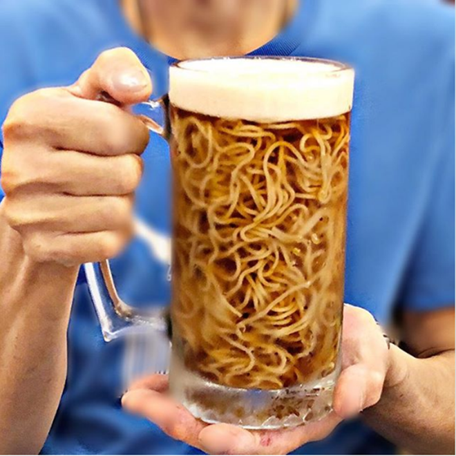 Julia Kubotani - chủ nhà hàng nảy ra ý tưởng cho mì ramen bia vào một ngày nắng nóng ở Vancouver. Ảnh: Nextshark.