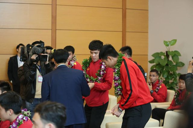 Bộ trưởng Nguyễn Ngọc Thiện lì xì cho các tuyển thủ Việt Nam.