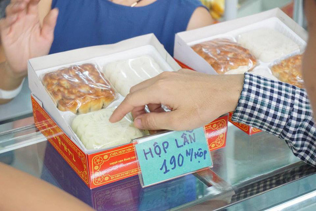 Bánh trung thu ở đây có hai loại là bánh nướng và bánh dẻo, giá từ 50-70 nghìn đồng/ chiếc, một hộp 4 cái vào khoảng 190 nghìn đồng.
