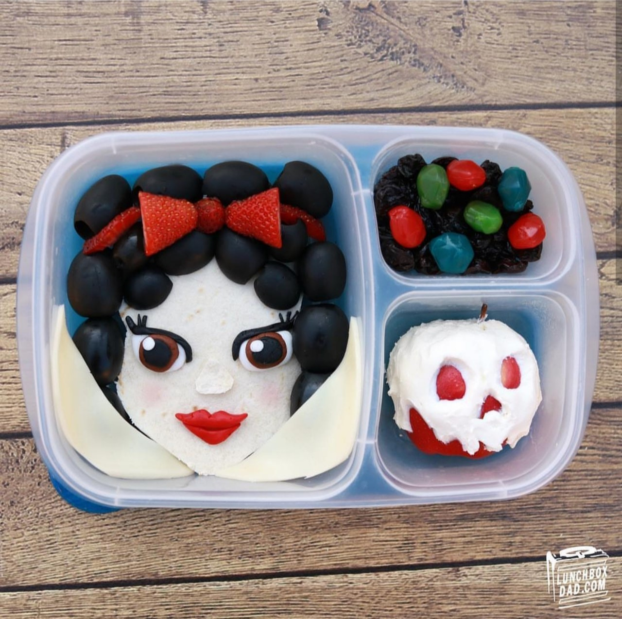 Thực đơn dành cho con gái gồm bánh quesadilla hình Bạch Tuyết, vài viên đá quý và một trái táo độc "giả".