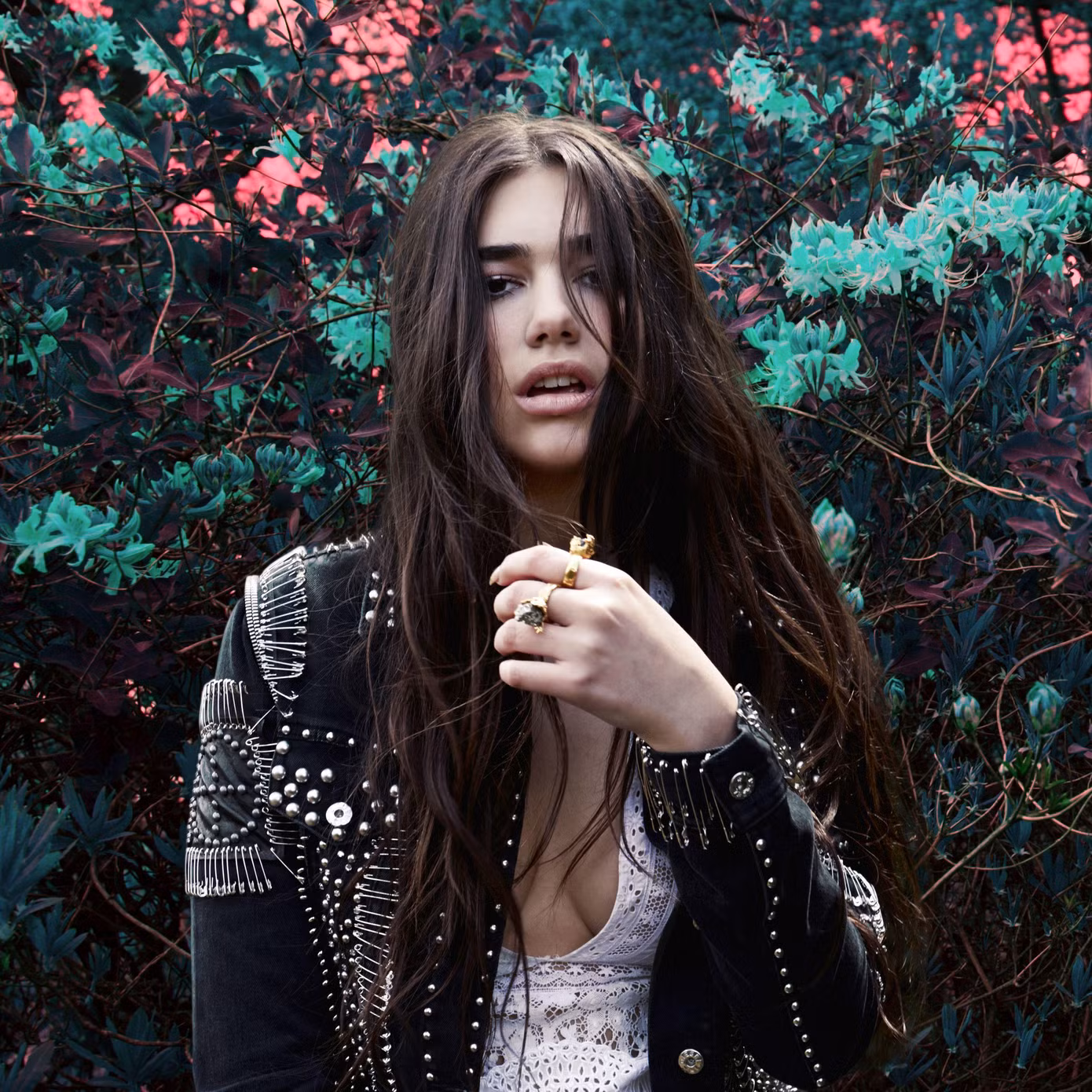 Cá tính, mạnh mẽ và phóng khoáng là những gì Dua Lipa lẫn âm nhạc cô ấy mang lại.
