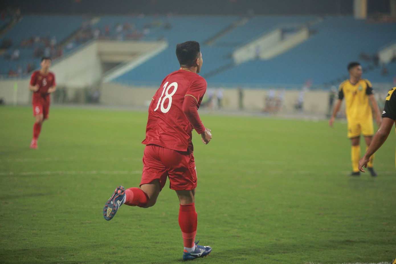 Vượt qua mọi lời chỉ trích vì phong độ không tốt tại CLB, Chinh "đen" đã có được 1 bàn thắng và một loạt các cơ hội nguy hiểm trong trận đấu này.