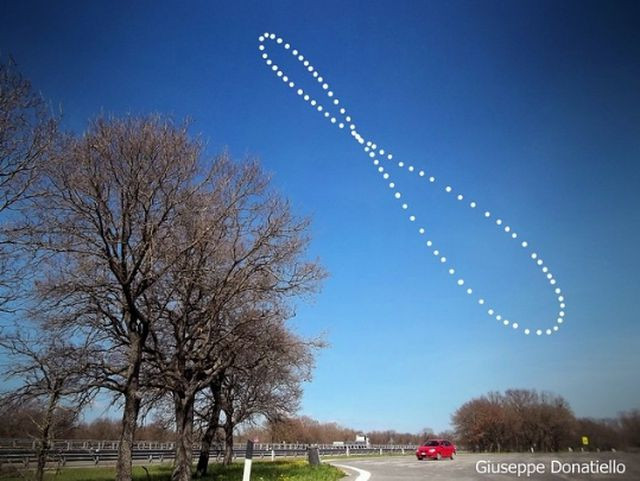 Vị trí của Mặt Trời khi bạn chụp ảnh ở tại một góc máy và cùng một giờ vào mỗi tuần trong suốt một năm.