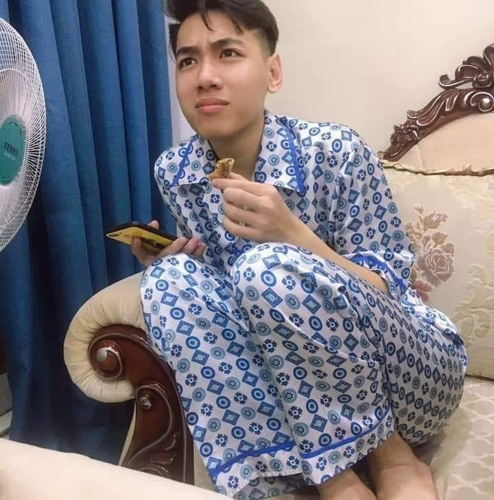 Đây là “thần thái” của bạn khi vừa nhận được tin đứa bạn thân nhất công khai người yêu trong lễ khai giảng. Nhất là khi người yêu của đứa bạn thân lại là người cả nhóm “cùng cà khịa” hồi năm ngoái.