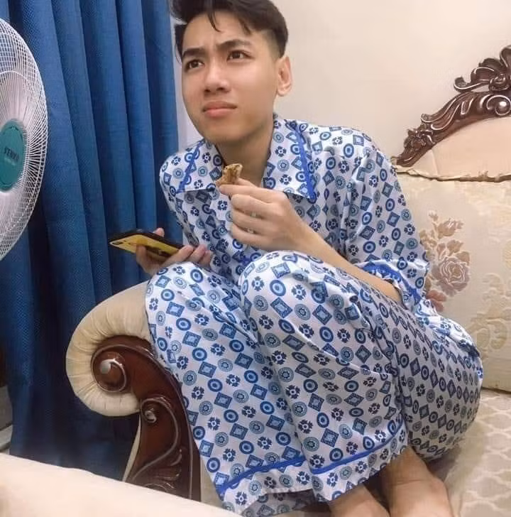 Đây là “thần thái” của bạn khi vừa nhận được tin đứa bạn thân nhất công khai người yêu trong lễ khai giảng. Nhất là khi người yêu của đứa bạn thân lại là người cả nhóm “cùng cà khịa” hồi năm ngoái.