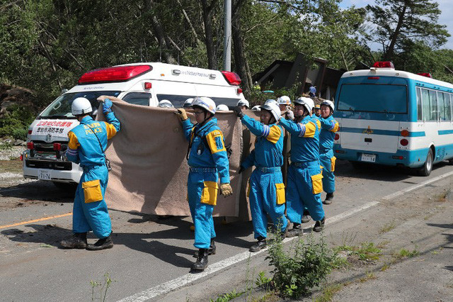 Trận động đất xảy ra lúc nửa đêm khiến ít nhất 2 người thiệt mạng, 38 người mất tích và khoảng 140 người bị thương. Ảnh: AFP.