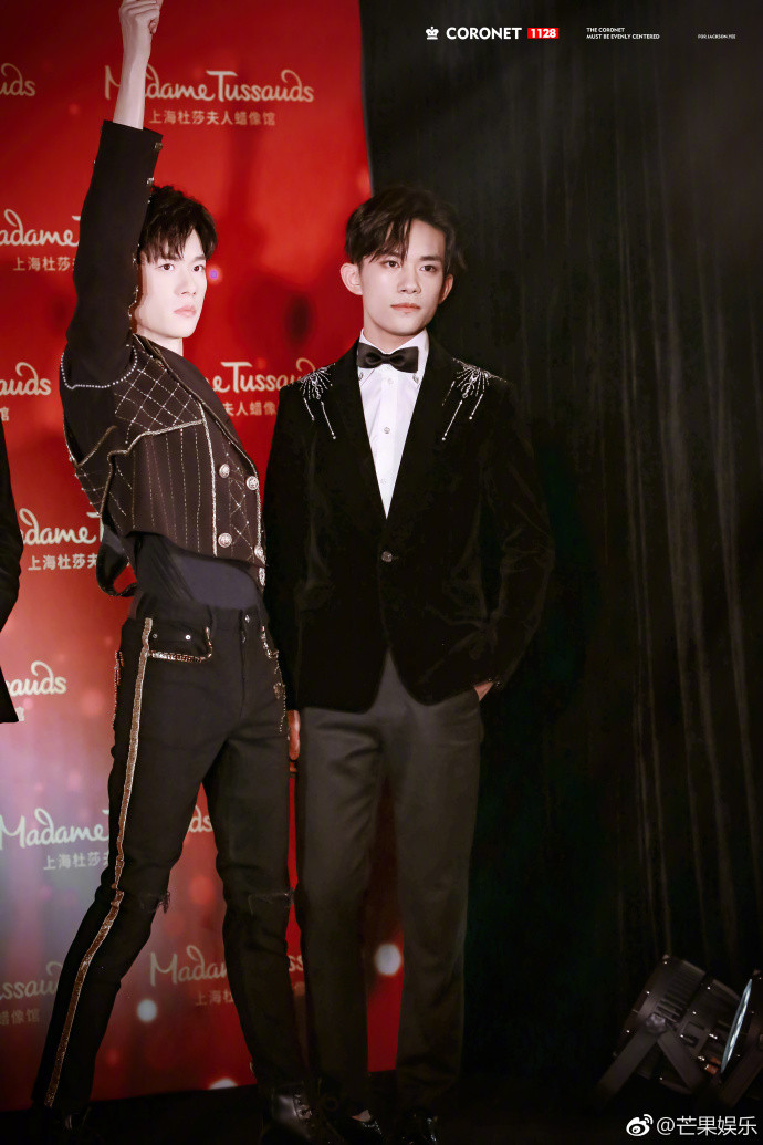 Tượng sáp của Dịch Dương Thiên Tỉ thể hiện màn biểu diễn vũ đạo.