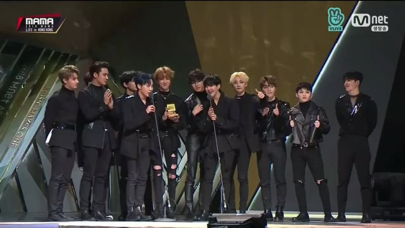 Seventeen giành giải Nhóm nhạc nam có phần trình diễn xuât sắc nhất.