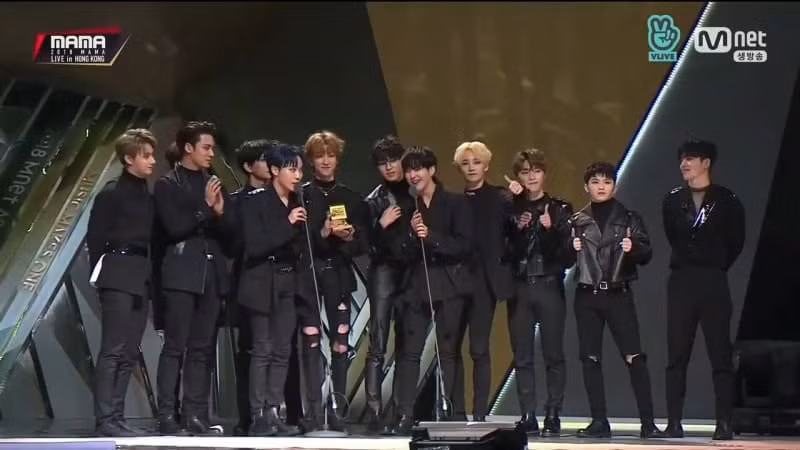 Seventeen giành giải Nhóm nhạc nam có phần trình diễn xuât sắc nhất
