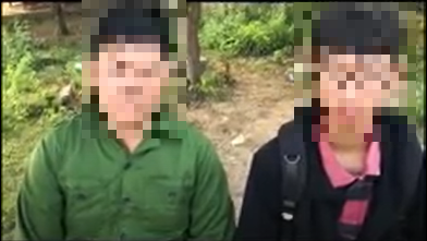 Nam sinh H. là người mặc áo màu xanh. Bên cạnh là nam sinh N. N. khẳng định rằng mình chưa phát tán clip do H. gửi cho bất kỳ ai. (Ảnh cắt từ clip)