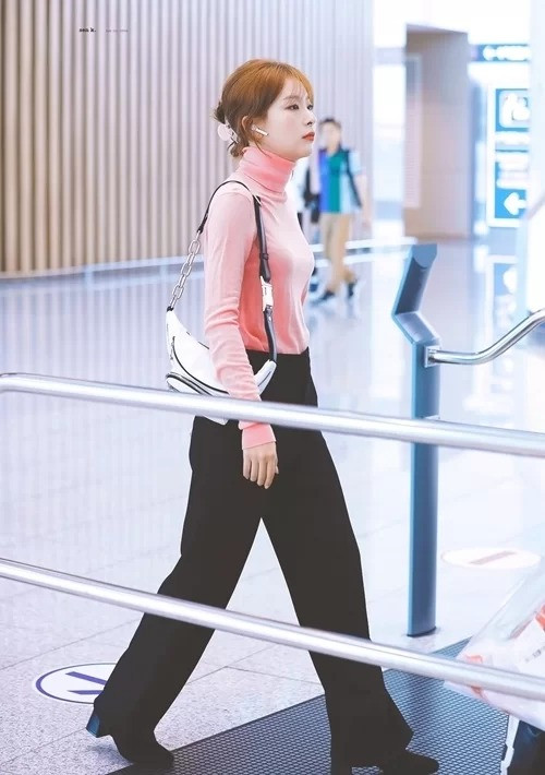 Seulgi là một trong những nữ idol có gu thời trang được fan đánh giá cao nhất nhì K-Pop hiện nay. Cô nàng ưa chuộng những item basic nhưng vẫn thời thượng, trẻ trung.