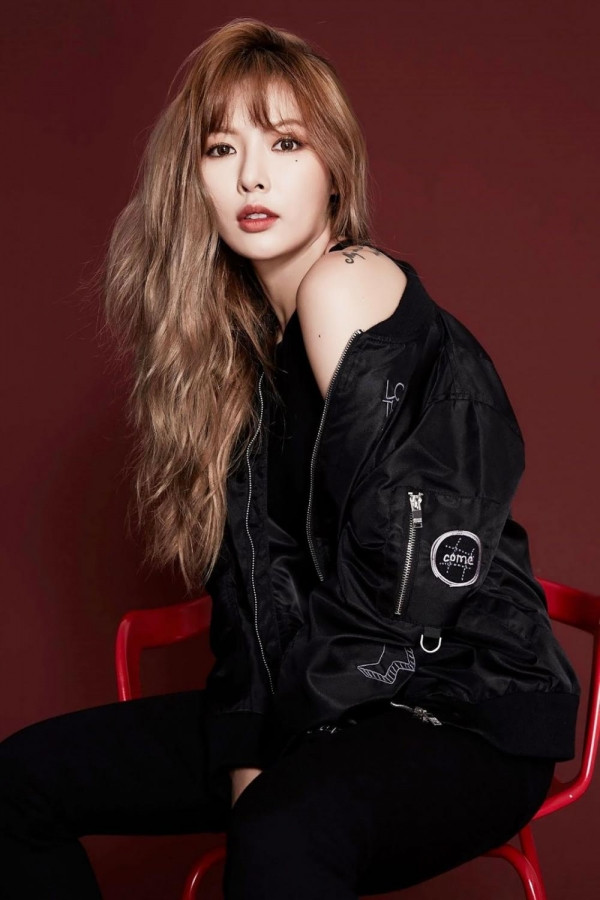 Nhắc đến chị đại Hyuna, nhiều người cứ nghĩ cô hẳn đã qua tuổi 30. Bởi Hyuna debut đã được những 11 năm, trải qua vài nhóm nhạc khác nhau. Phong cách trưởng thành và kiểu trang điểm đậm càng khiến Hyuna như cộng thêm vài tuổi. Sự thực là Hyuna năm nay mới 26 tuổi thôi, và khi Hyuna để mặt mộc thì bạn sẽ thấy cô trẻ trung hơn nhiều.