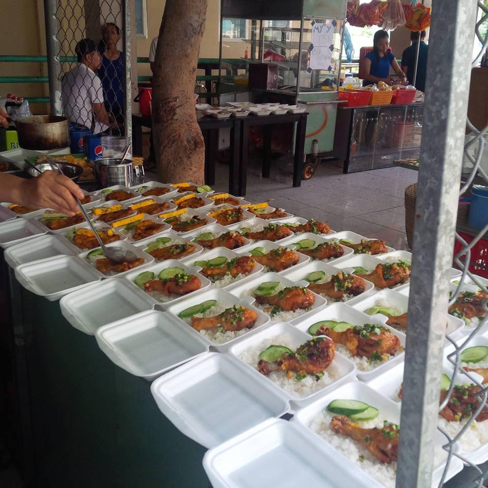 Cơm ngon thế này có bạn nào lại không thích tan học nghỉ lại trường để ăn trưa!