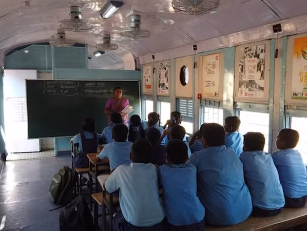 Bên trong một “lớp học toa tàu”.