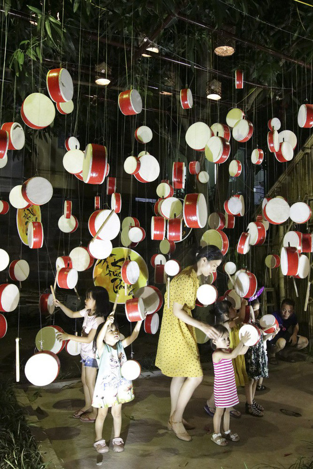 Không gia cổ với nhiều đồ chơi dân gian thu hút trẻ nhỏ.