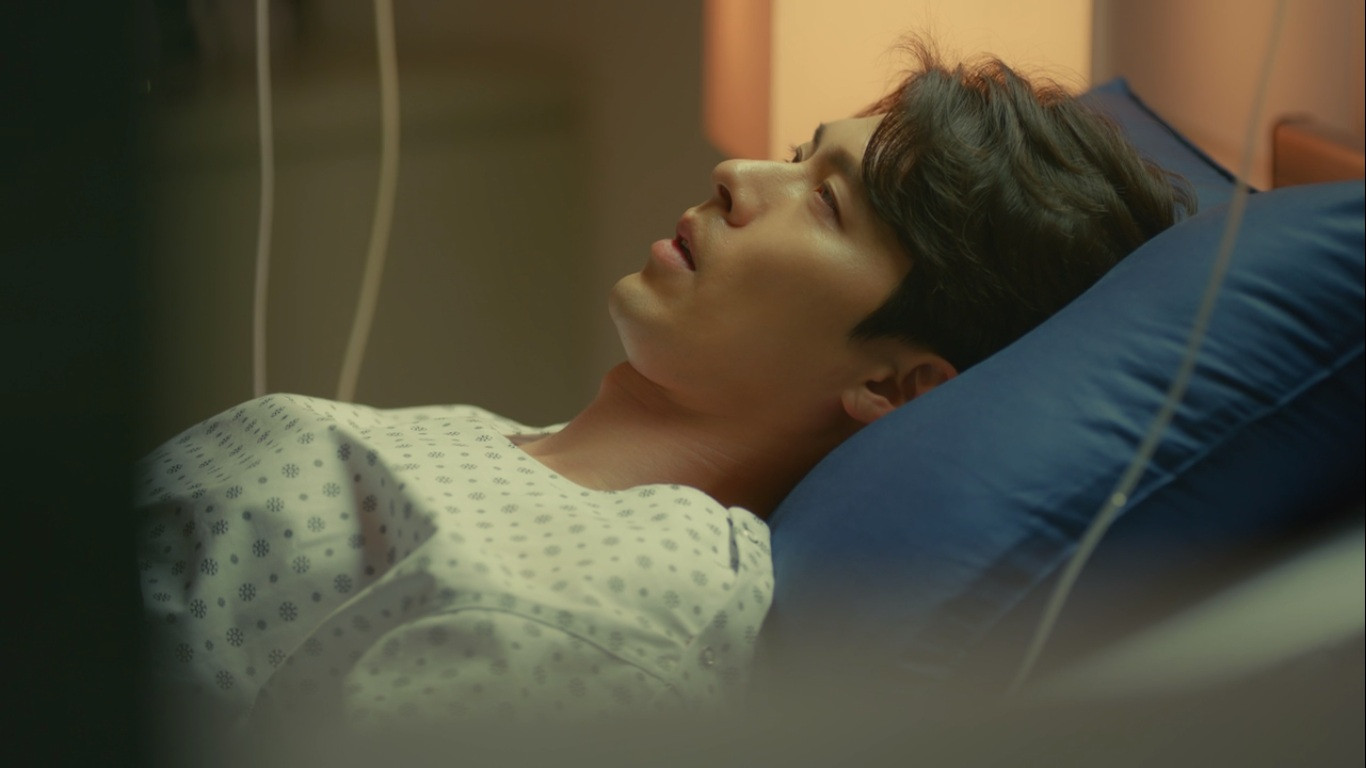 Khi Yoo Jin Woo phải nằm viện và được bác sĩ chẩn đoán thương tật vĩnh viễn ở chân.