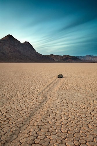 Một giả thuyết khác đặt ra là những hòn đá này di chuyển nhờ mưa, gió. Theo nghiên cứu của một giáo sư địa chất trường đại học ở bang San Jose ở California, gió ở đây rất mạnh và đã đẩy các hòn đá đi. Một số người còn yêu cầu gắn các thiết bị theo dõi sự dịch chuyển của những hòn đá kỳ lạ này.