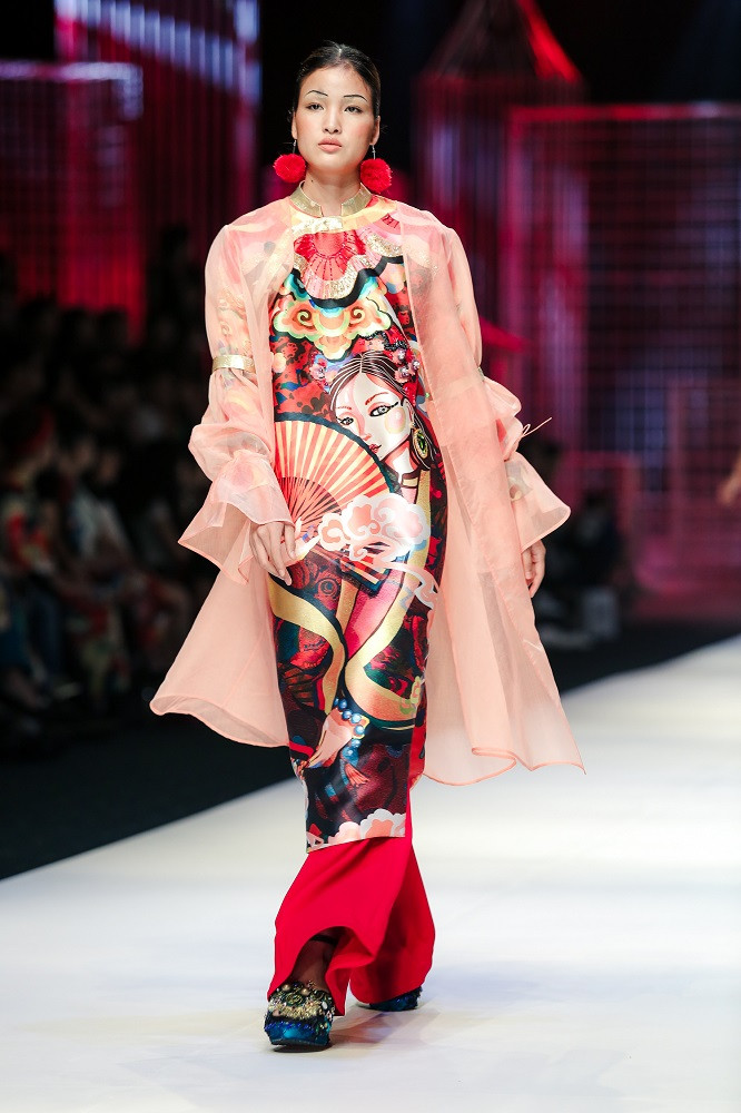 VIFW: Hoa hậu Kỳ Duyên trình diễn catwalk đầy mê hoặc trong BTS của NTK Thủy Nguyễn ảnh 8 VIFW: Hoa hậu Kỳ Duyên trình diễn catwalk đầy mê hoặc trong BTS của NTK Thủy Nguyễn ảnh 8