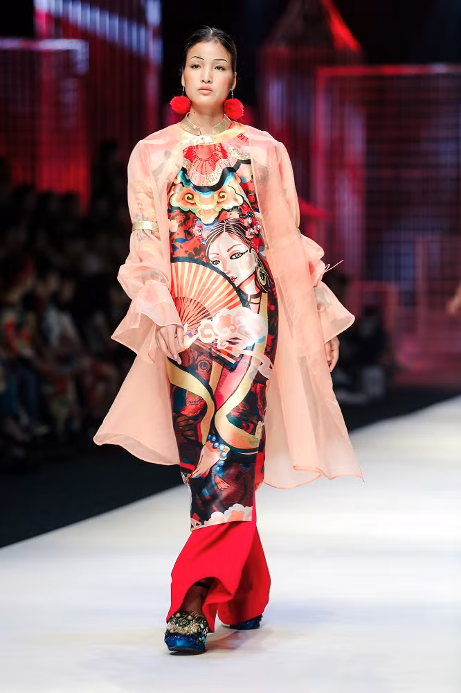 VIFW: Hoa hậu Kỳ Duyên trình diễn catwalk đầy mê hoặc trong BTS của NTK Thủy Nguyễn ảnh 8