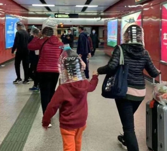 Có vẻ như dùng chai nhựa che kín mặt là một phương pháp rất được ưa chuộng khi dịch bệnh lan rộng.