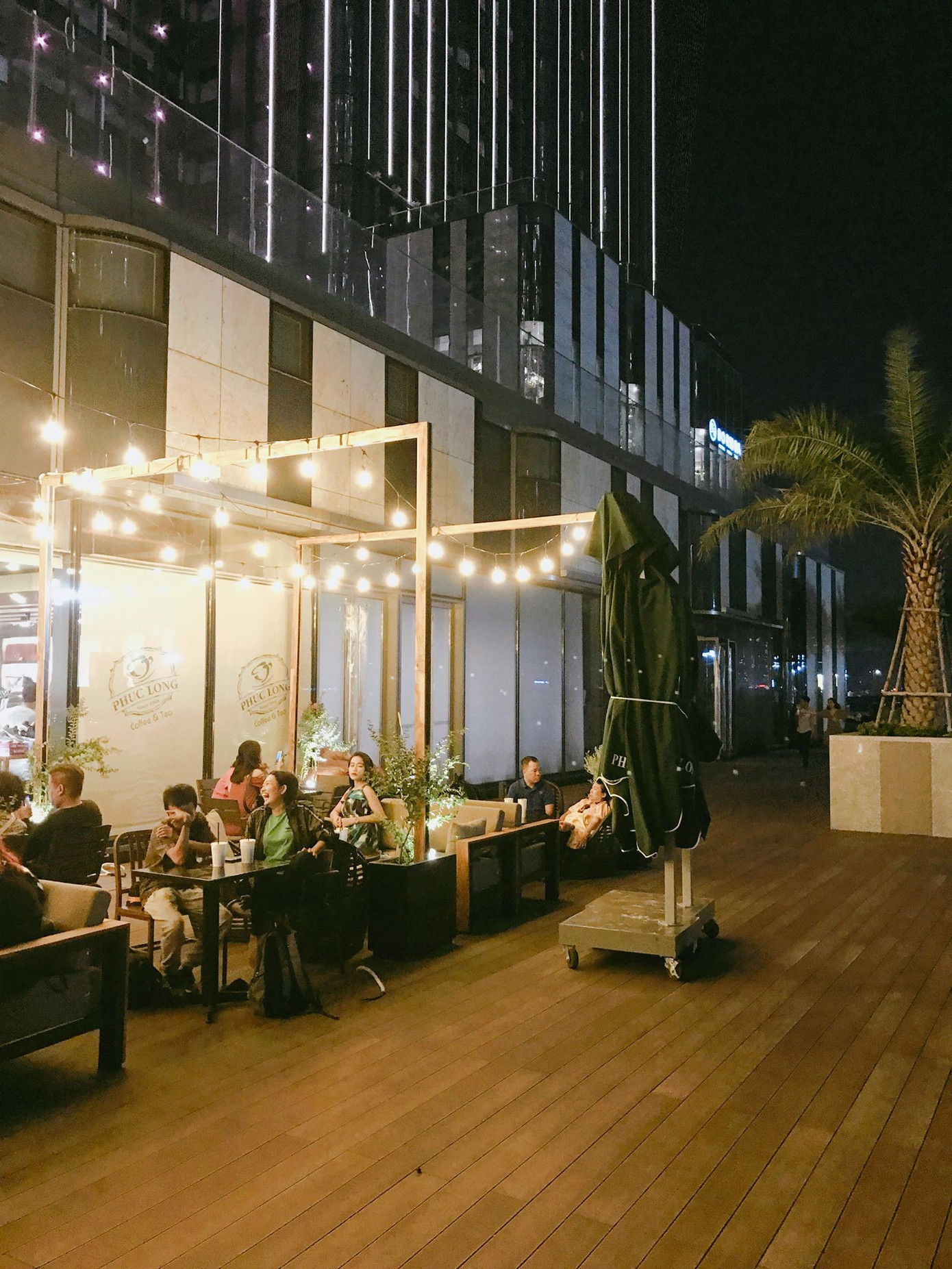 Tầng 2 có một khoảng sân ngoài trời khá thú vị, kết hợp cùng không gian quán trà - cà phê để bạn trẻ hóng gió.