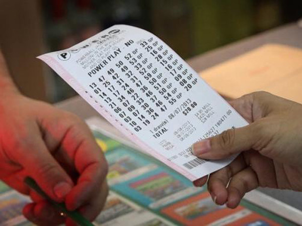 Người đàn ông giữ vé số trúng hơn 23 tỷ đồng trong ví suốt 4 tháng mà không hay biết gì. Ảnh: Getty