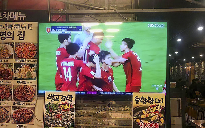 Một nhà hàng mở trận đấu tại AFF Cup 2018 có đội tuyển Việt Nam thi đấu tại Hàn Quốc trên kênh SBS Sports. (Ảnh: Facebook)