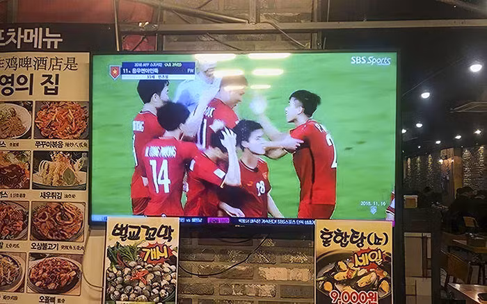 Một nhà hàng mở trận đấu tại AFF Cup 2018 có đội tuyển Việt Nam thi đấu tại Hàn Quốc trên kênh SBS Sports. (Ảnh: Facebook)