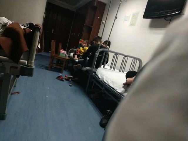 Các cháu bé được điều trị trong bệnh viện.