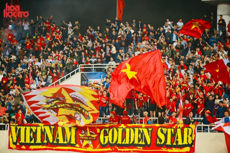 SVĐ Mỹ Đình được lấp đầy bởi sức nóng từ sự ủng hộ của cổ động viên.