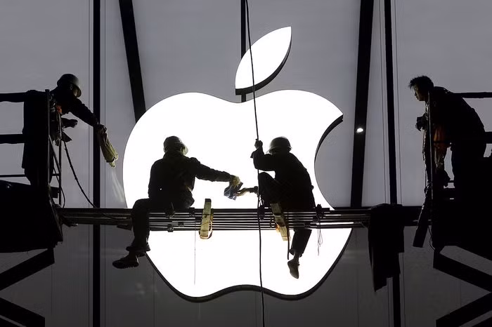 Công nhân làm việc chuẩn bị mở cửa một Apple Store ở Trung Quốc. (Ảnh: BI)