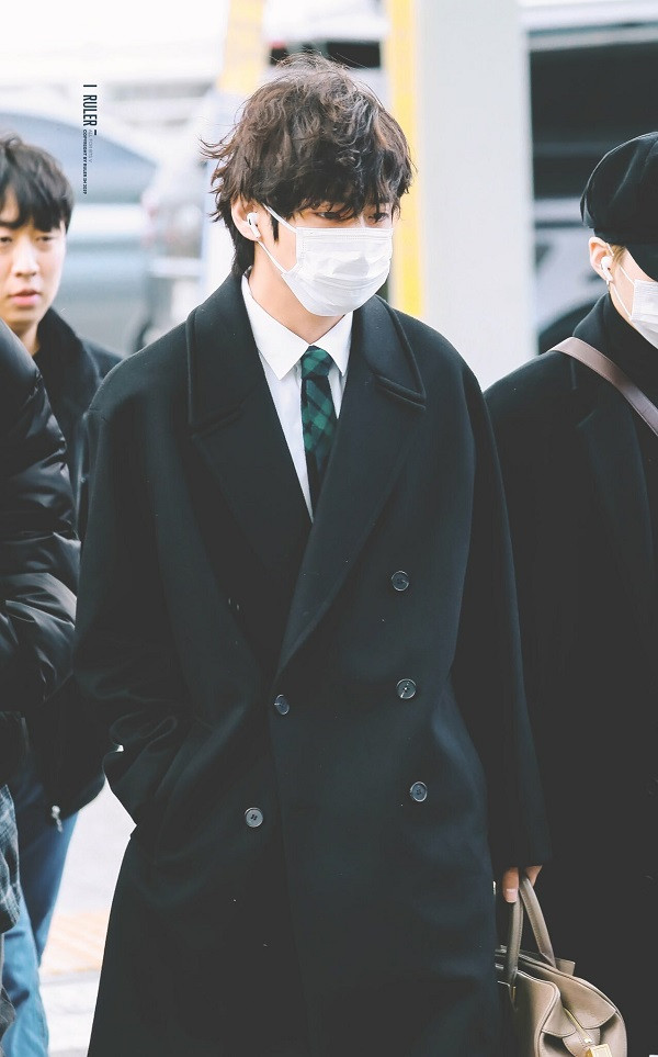 Tại sân bay ngày 3/12/2019, V hớp hồn người hâm mộ bởi vẻ ngoài lịch lãm, cổ điển. Anh để kiểu tóc xoăn lãng tử, mặc áo khoác dáng dài, thắt cà vạt chỉn chu.