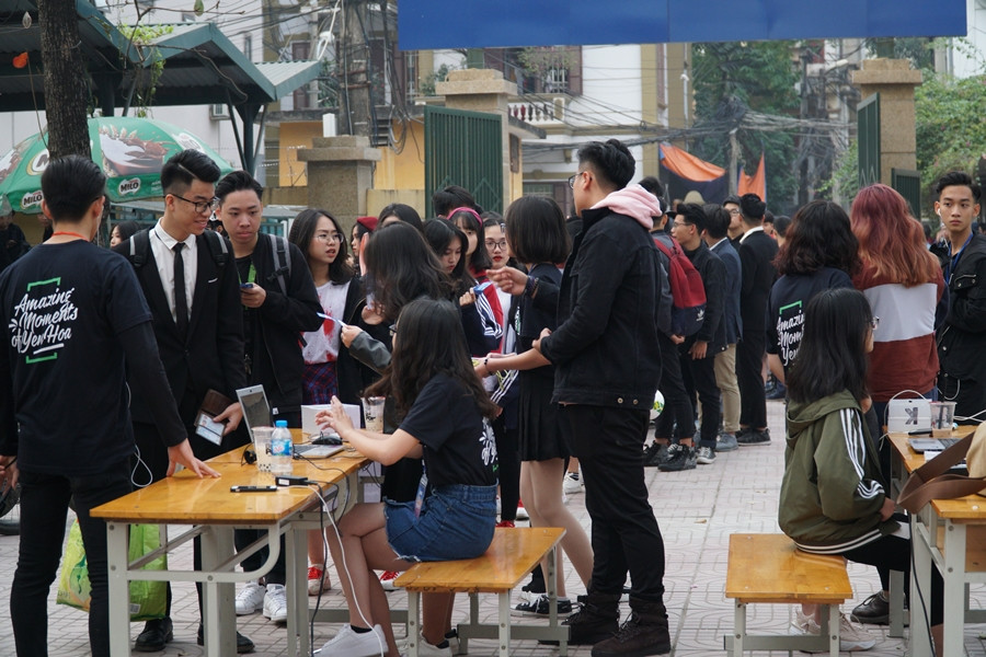 Các bạn học sinh hào hứng chờ đợi sự kiện thường niên của trường.