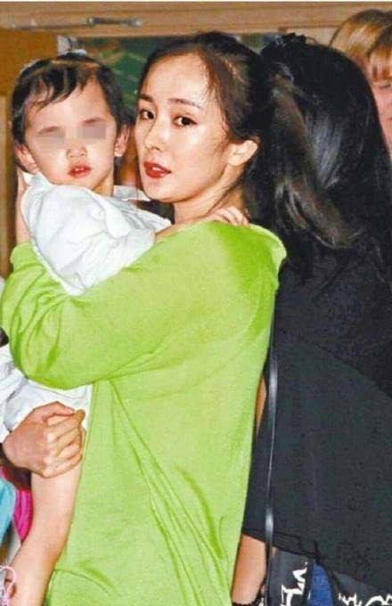 Dương Mịch rất có ý thức bảo vệ con. Đây là lần hiếm hoi Tiểu Gạo Nếp bị chụp lén.